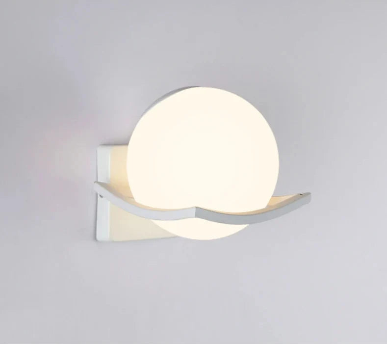 Makar Væglampe – Europæisk Design med Opalglas