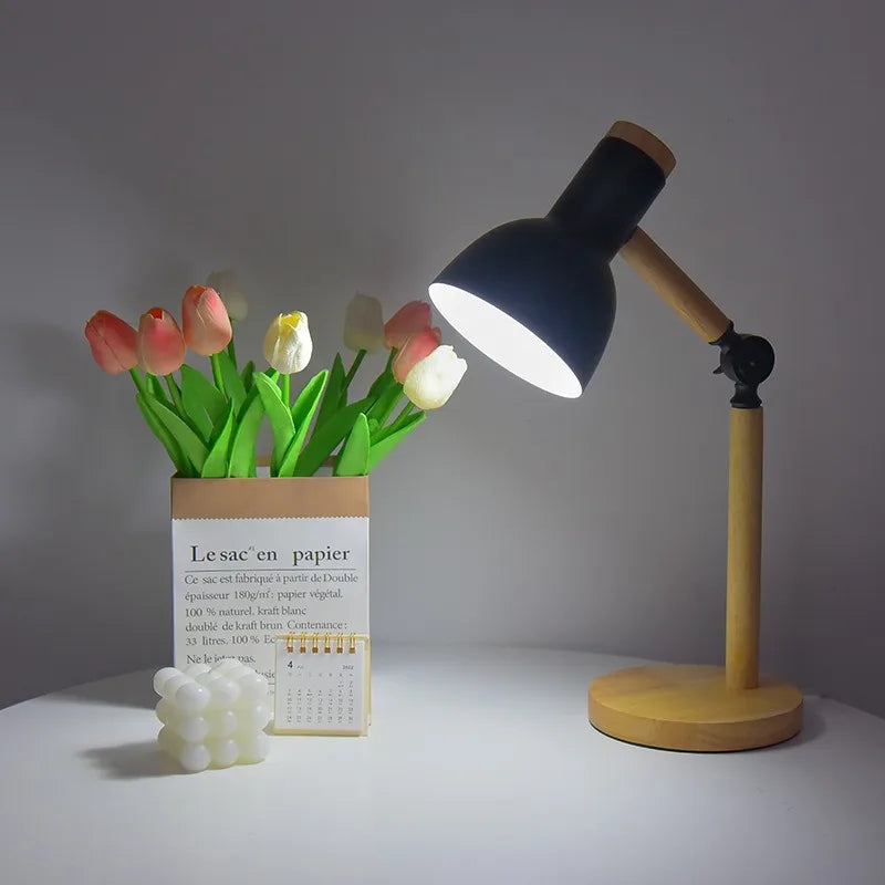 Nordisk bordlampe i træ – justerbart lampehoved