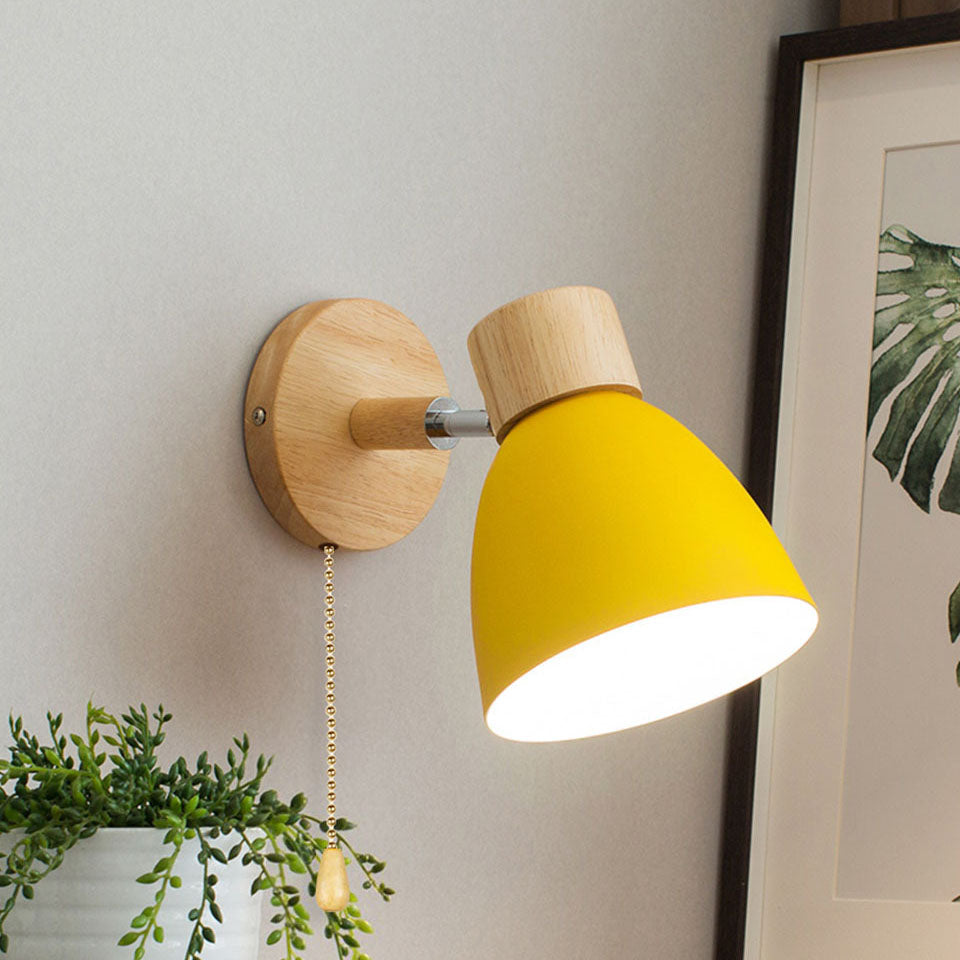 Moderne væglampe i træ og jern – skandinavisk design