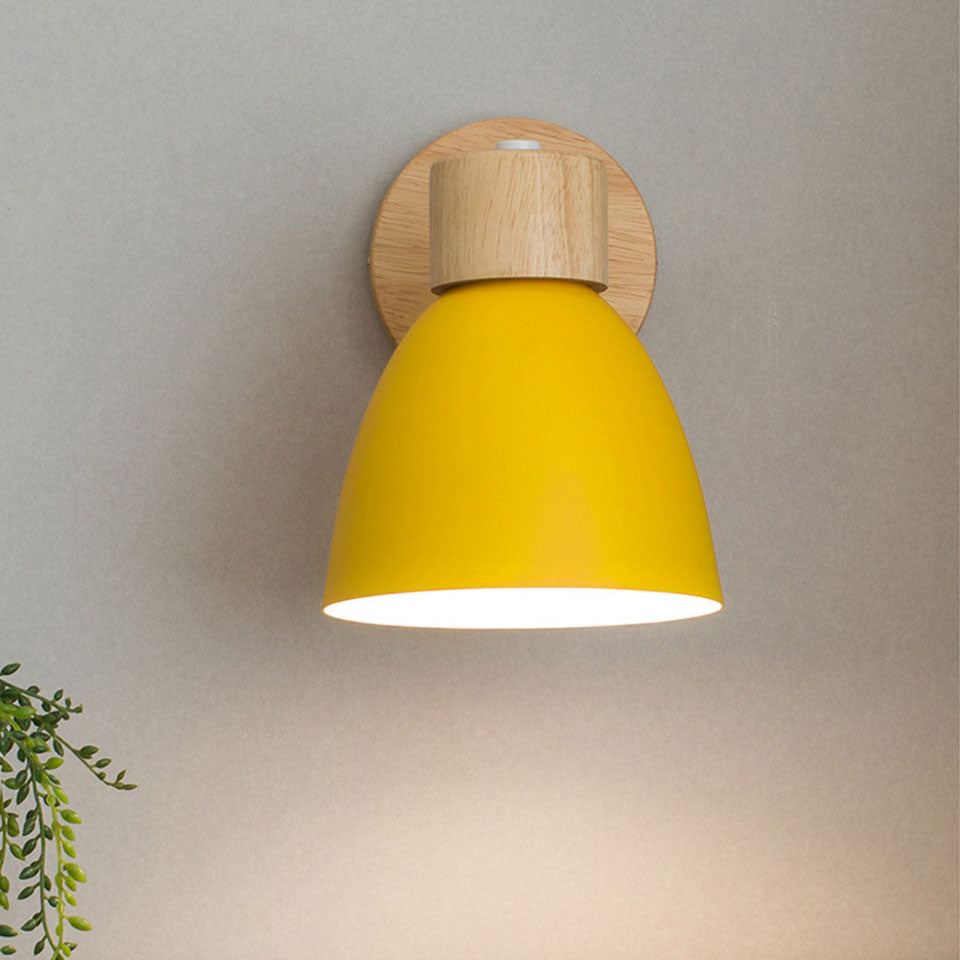Moderne væglampe i træ og jern – skandinavisk design