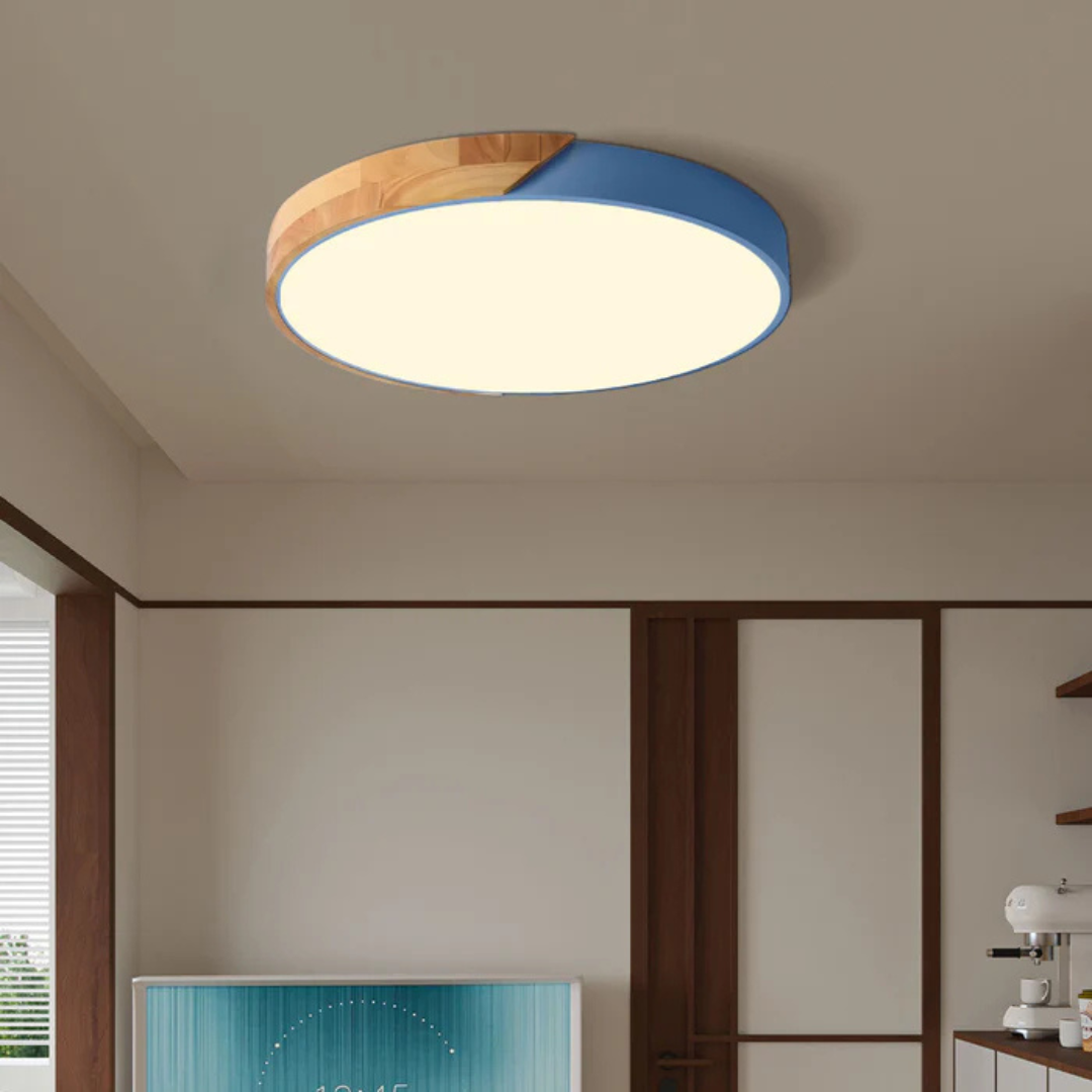 LED-loftlampe i træ og metal – nordisk design