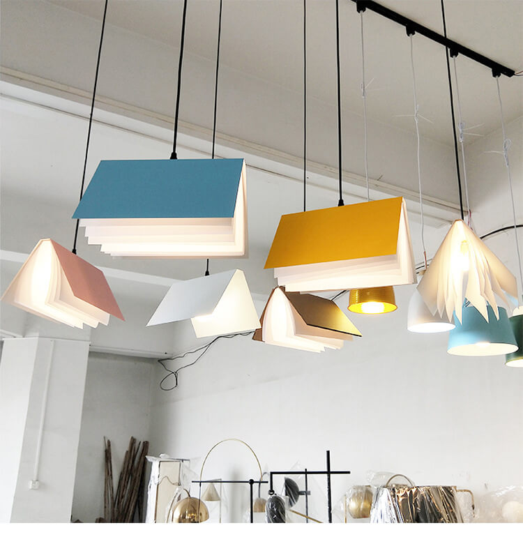 Flying Book Pendel – loftlampe med bogformet skærm
