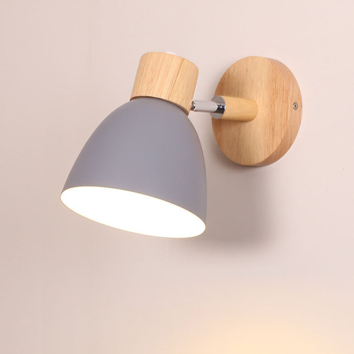 Moderne væglampe i træ og jern – skandinavisk design