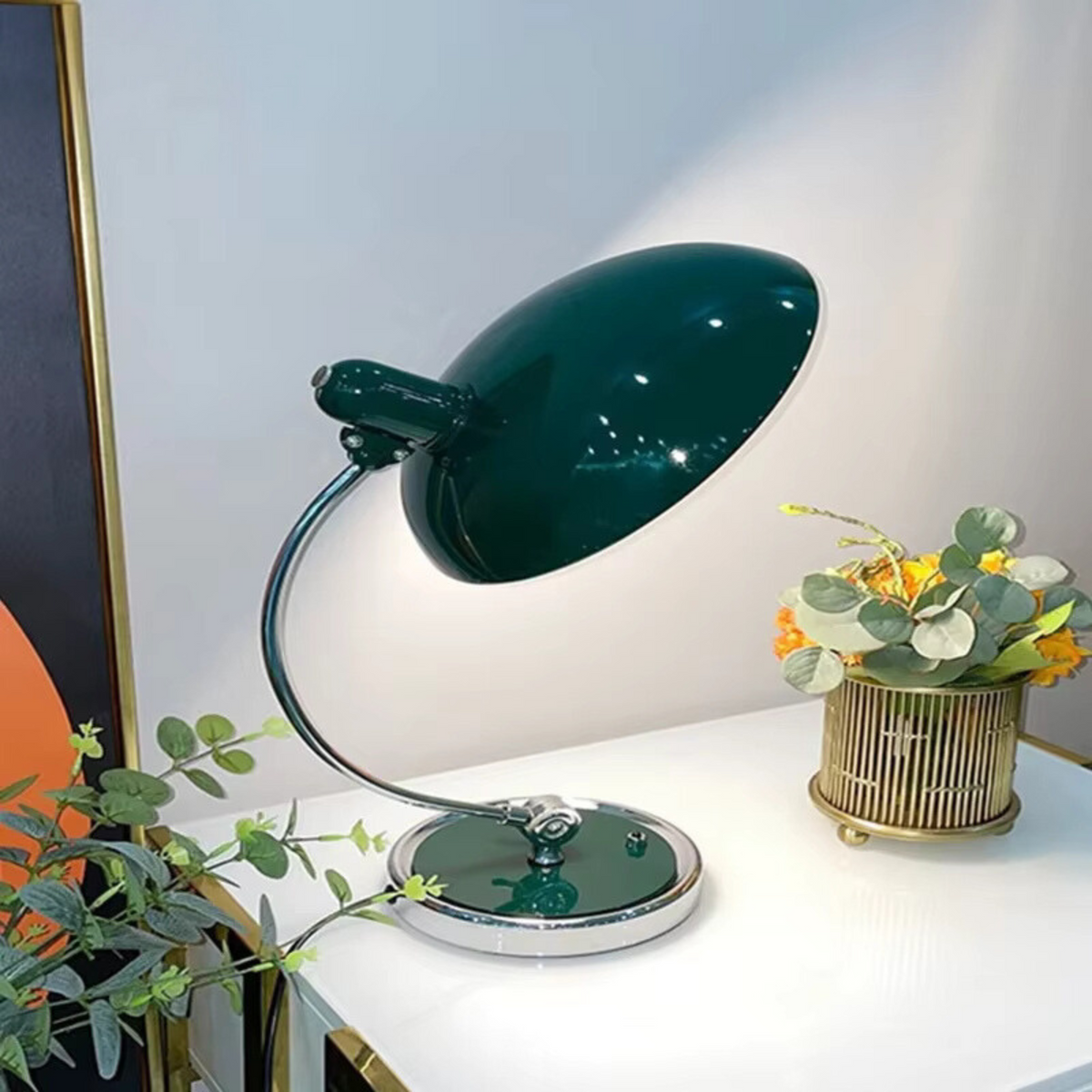 ScandiArc Bordlampe – Buet design i Bauhaus-stil