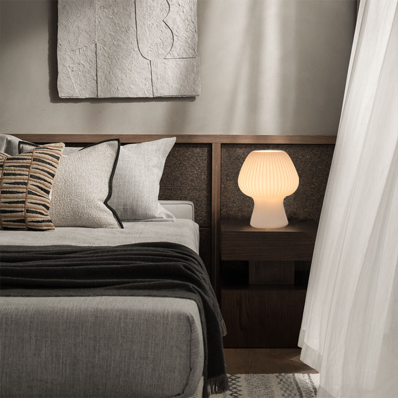 Vintage natbordslampe – svampeformet i ribbet glas