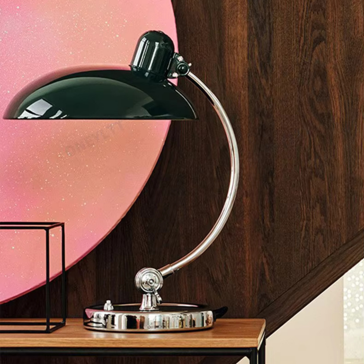 ScandiArc Bordlampe – Buet design i Bauhaus-stil