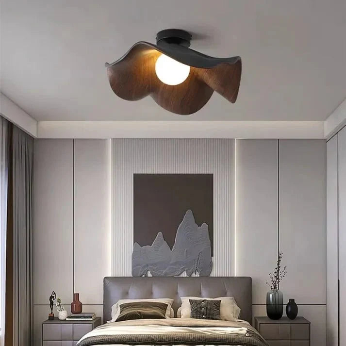 Lotus-loftlampe – organisk form i harpiks og jern