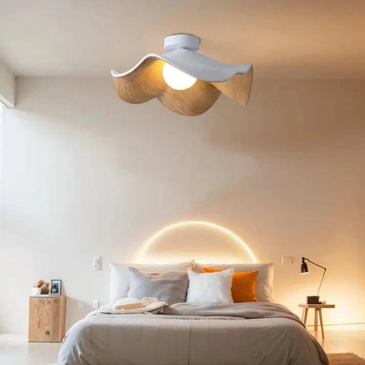 Lotus-loftlampe – organisk form i harpiks og jern