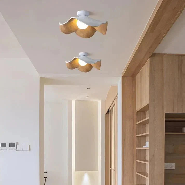 Lotus-loftlampe – organisk form i harpiks og jern