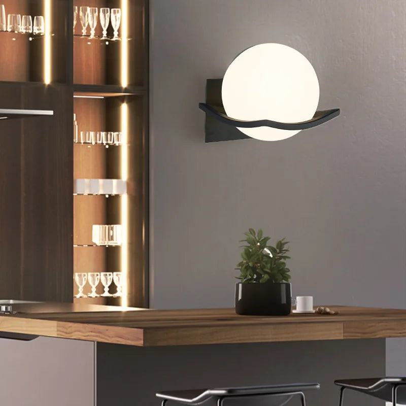 Makar Væglampe – Europæisk Design med Opalglas