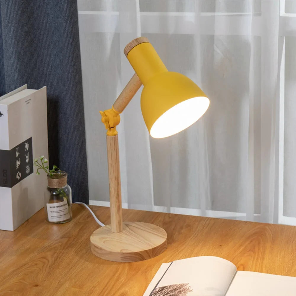 Nordisk bordlampe i træ – justerbart lampehoved