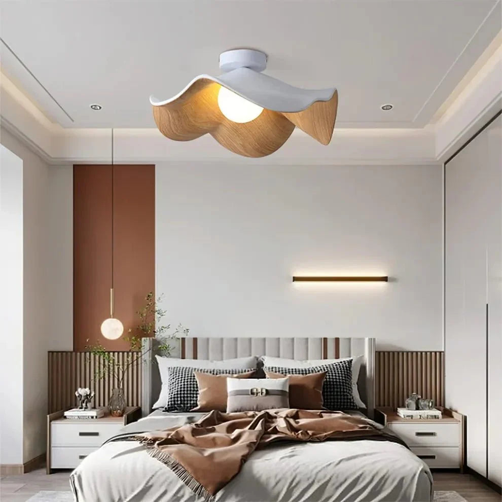 Lotus-loftlampe – organisk form i harpiks og jern