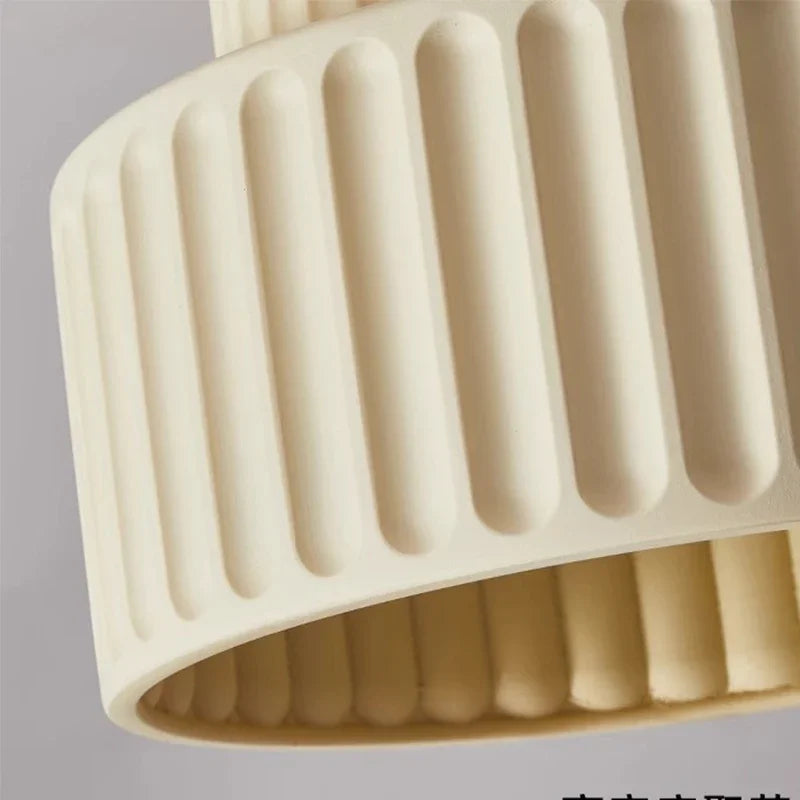 Nordic Ripple – loftlampe med ribbet resin-design