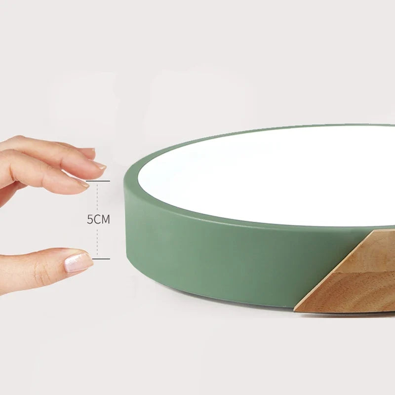 LED-loftlampe i træ og metal – nordisk design