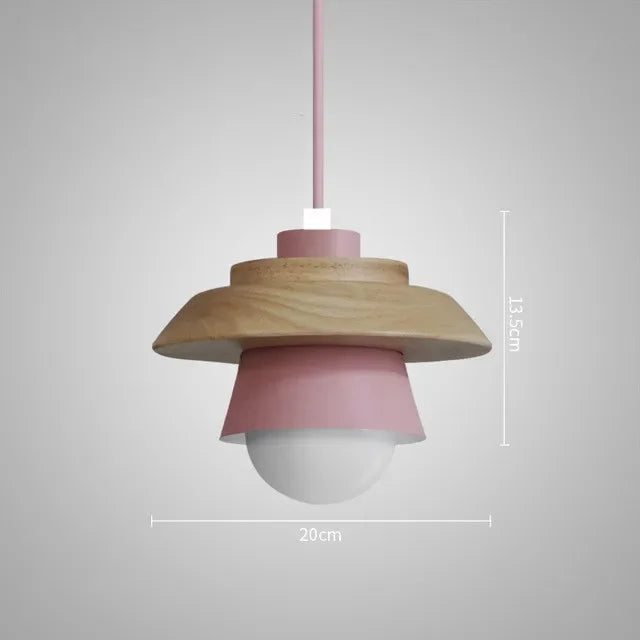 Nordisk træpendel – blødt lys i macaron-farver