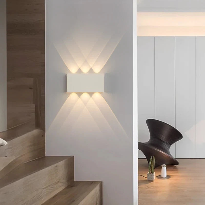 LumiBlock – Genopladelig væglampe i træstruktur