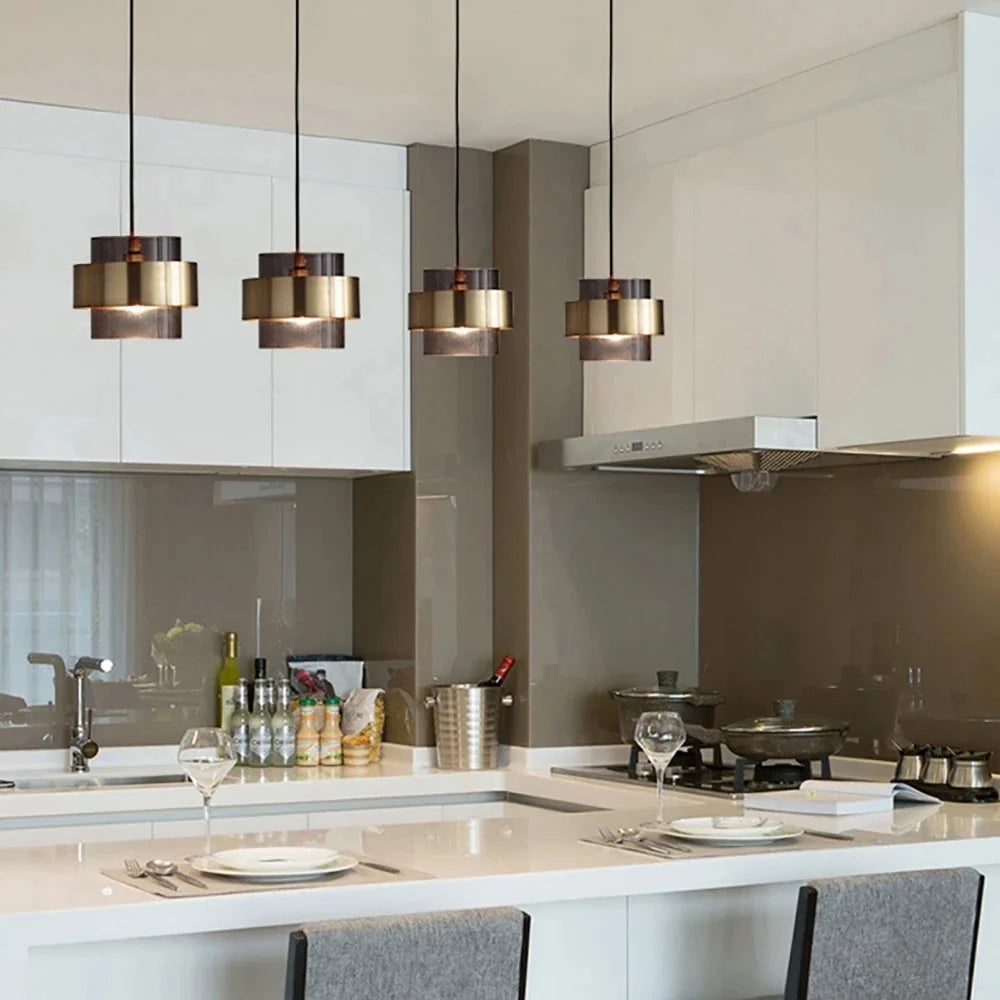 Nordisk glaspendel – Røget glas med messingdetaljer