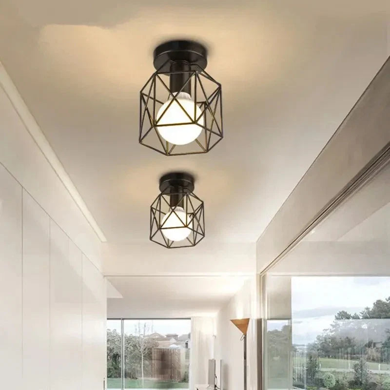 Loftlampe i guld – geometrisk metalbur