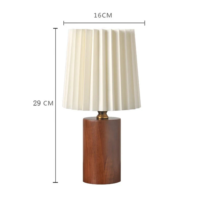 Plisseret bordlampe i træ og stof – nordisk-koreansk stil