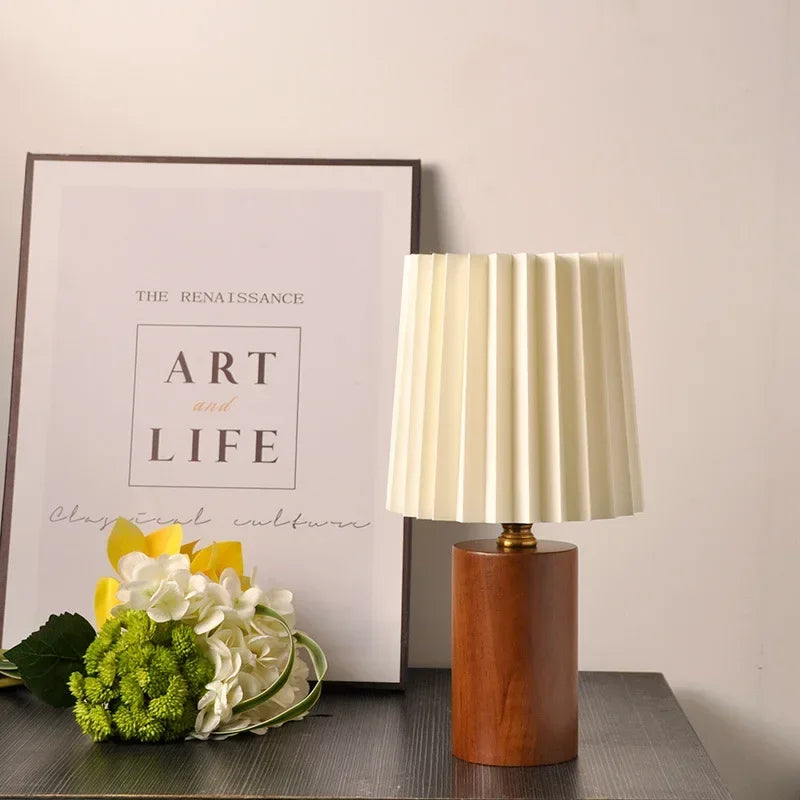 Plisseret bordlampe i træ og stof – nordisk-koreansk stil