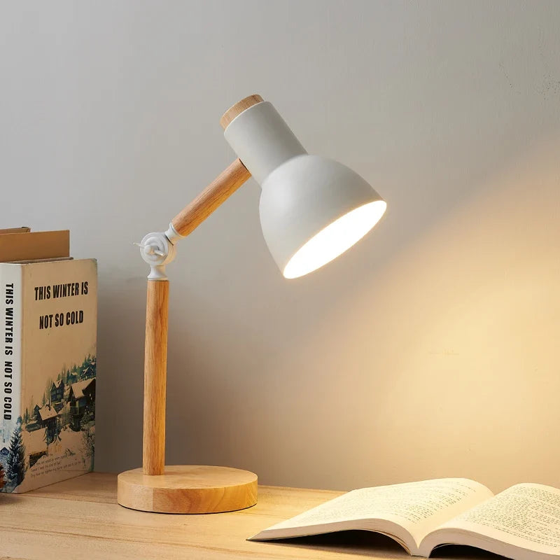 Nordisk bordlampe i træ – justerbart lampehoved