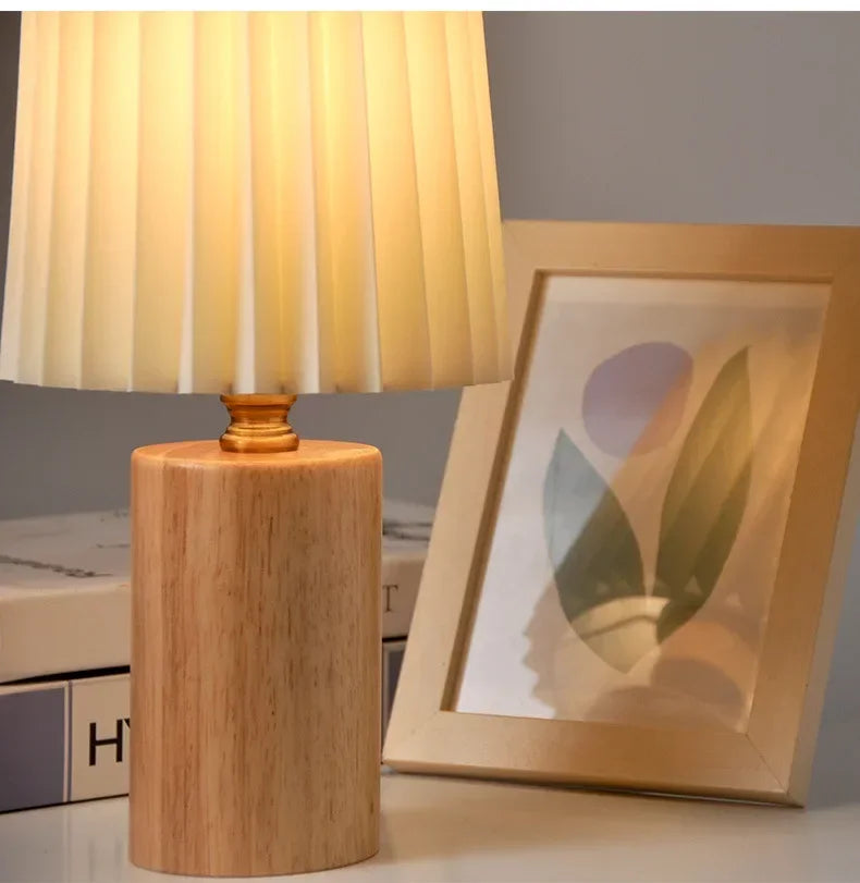 Plisseret bordlampe i træ og stof – nordisk-koreansk stil