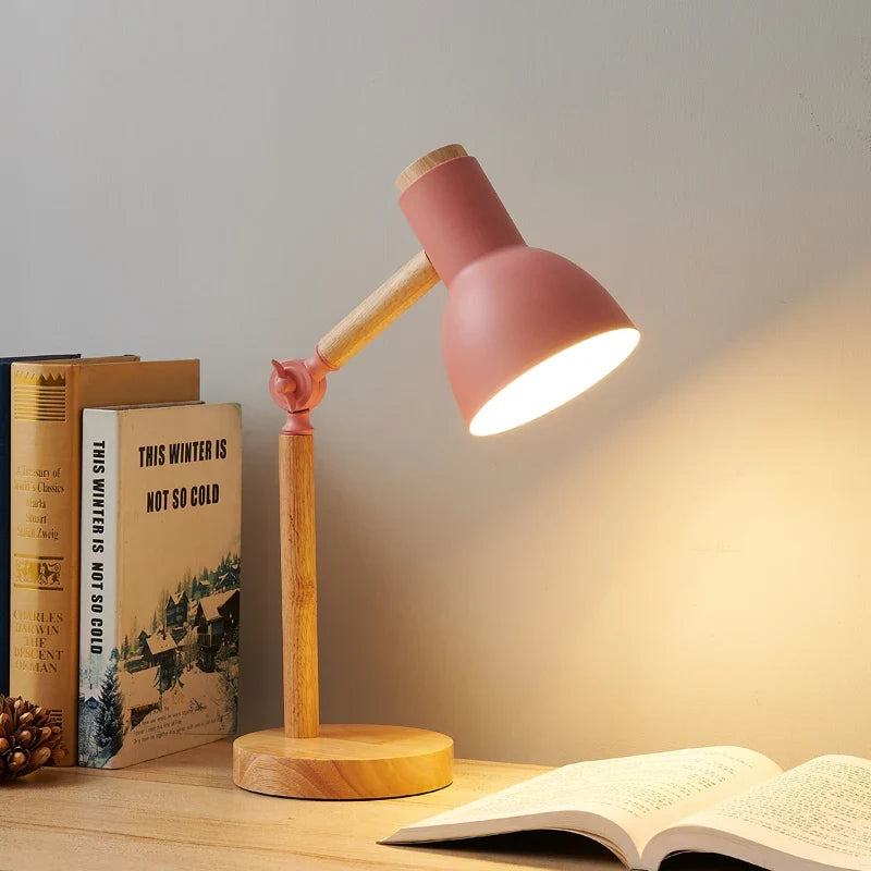 Nordisk bordlampe i træ – justerbart lampehoved