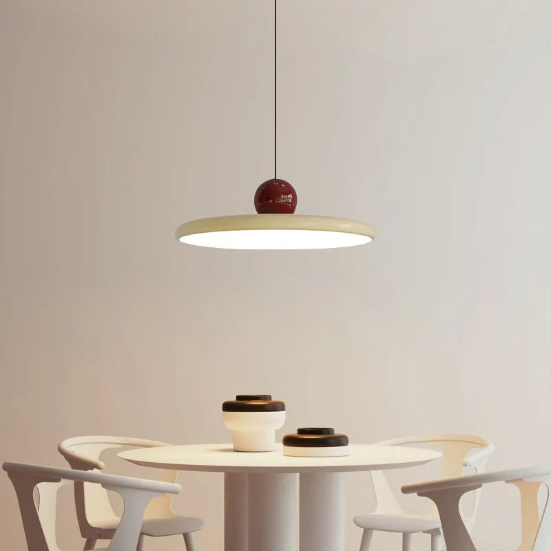 Flyvende Tallerken Pendel – Nordisk Loftlampe i Cremefarver