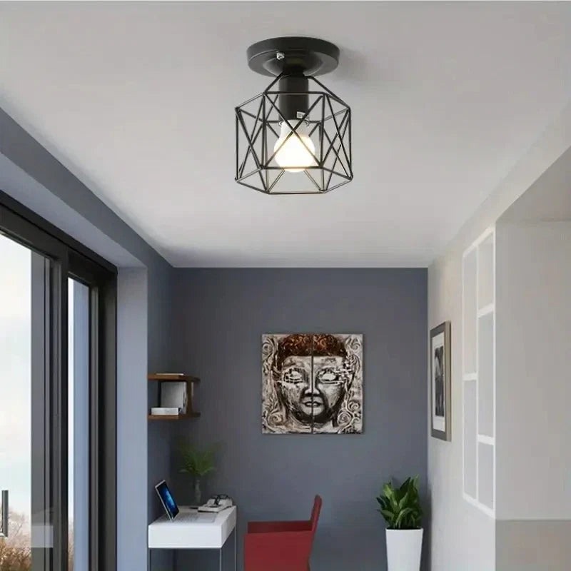 Loftlampe i guld – geometrisk metalbur