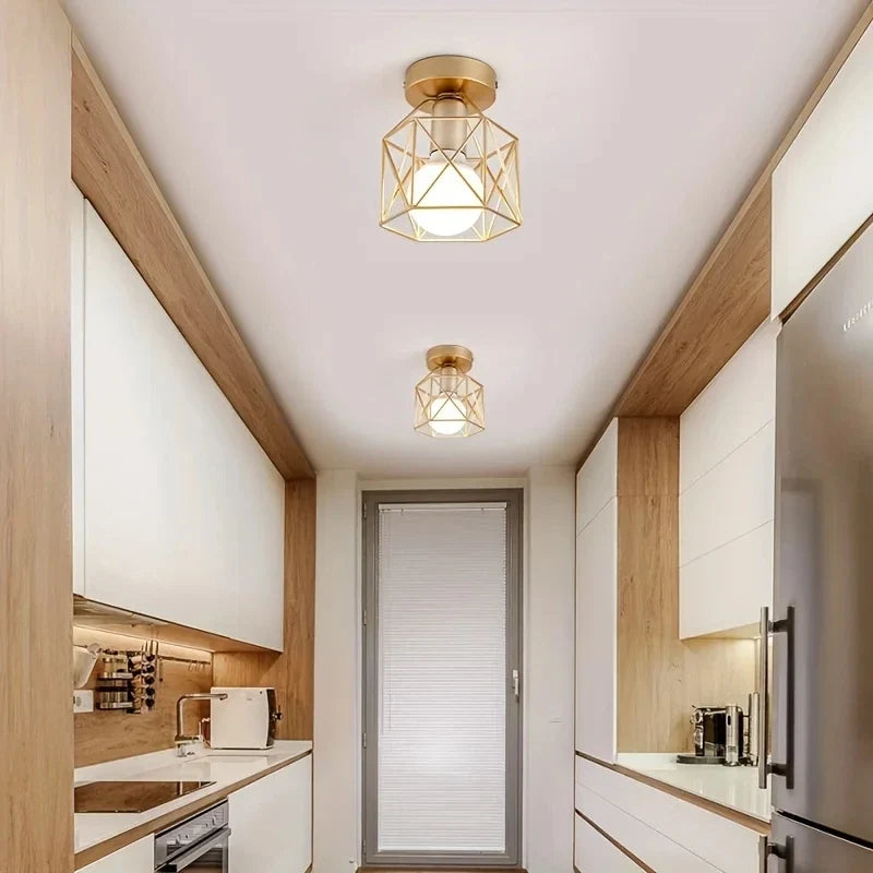 Loftlampe i guld – geometrisk metalbur