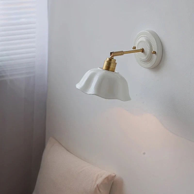 Nordic Cream – Keramisk væglampe i blomsterform