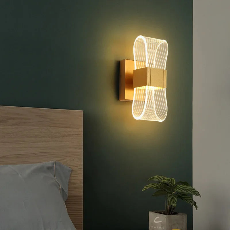 Nordisk LED-væglampe i guld – slank loop-form