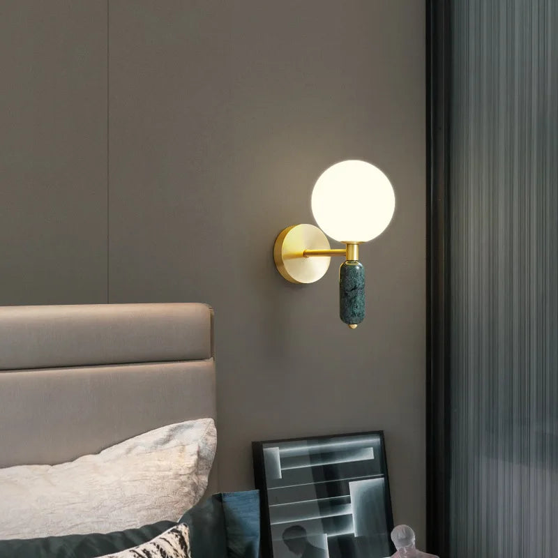 Marmor & Glas Væglampe – Elegant design med guldfinish