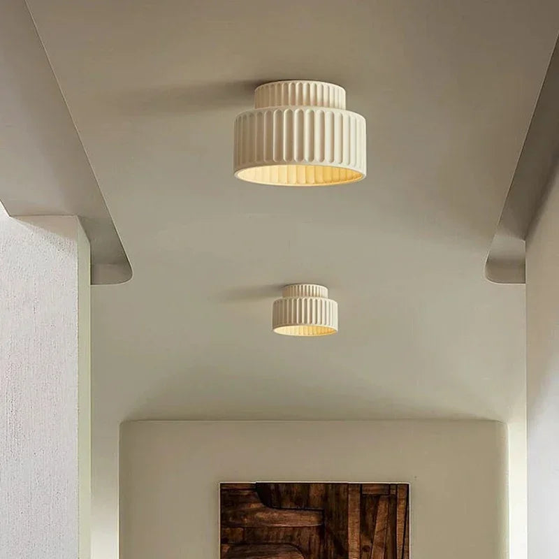 Nordic Ripple – loftlampe med ribbet resin-design