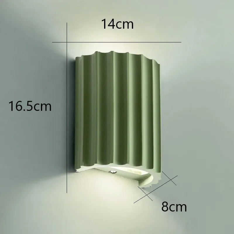 Nordisk væglampe i resin med ribbet design