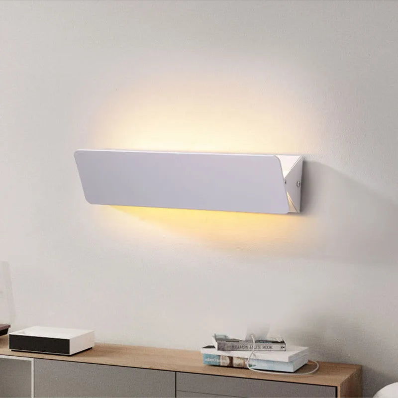 Moderne LED-væglampe – slank og minimalistisk