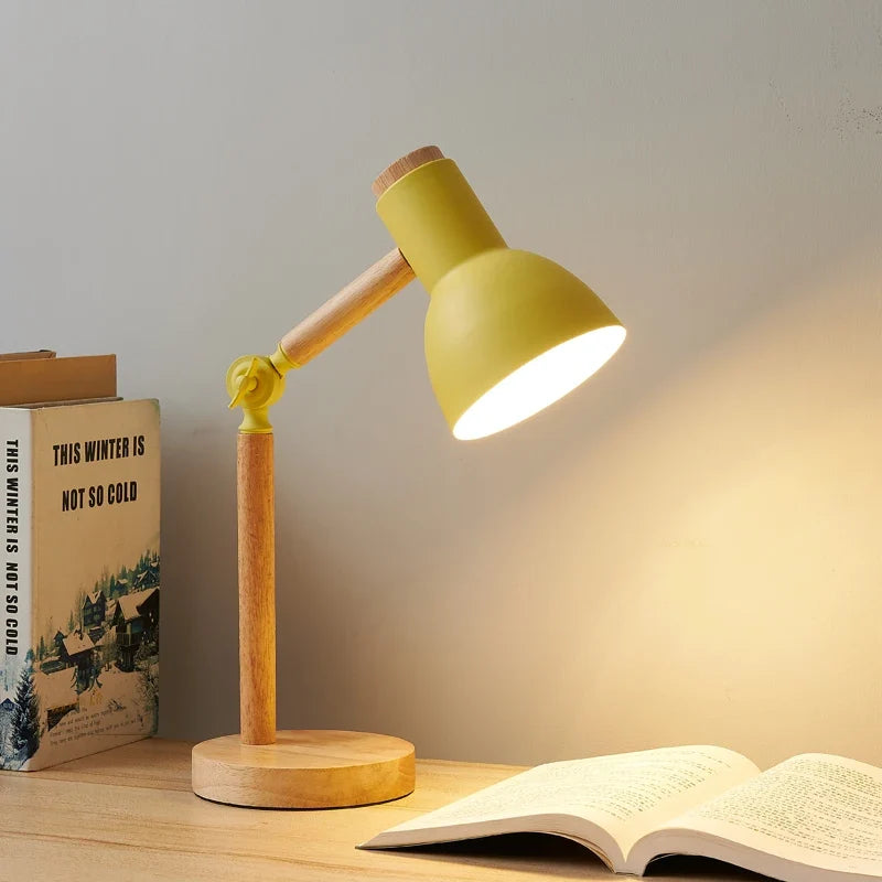 Nordisk bordlampe i træ – justerbart lampehoved