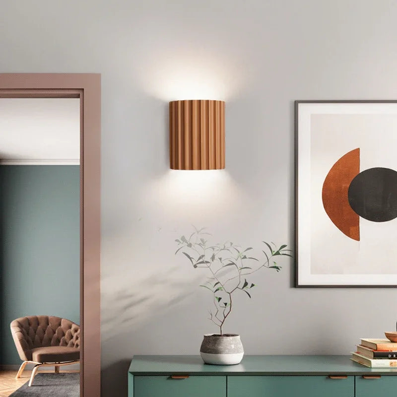 Nordisk væglampe i resin med ribbet design