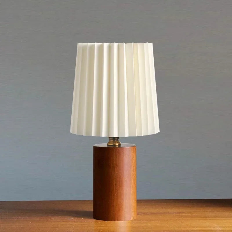 Plisseret bordlampe i træ og stof – nordisk-koreansk stil