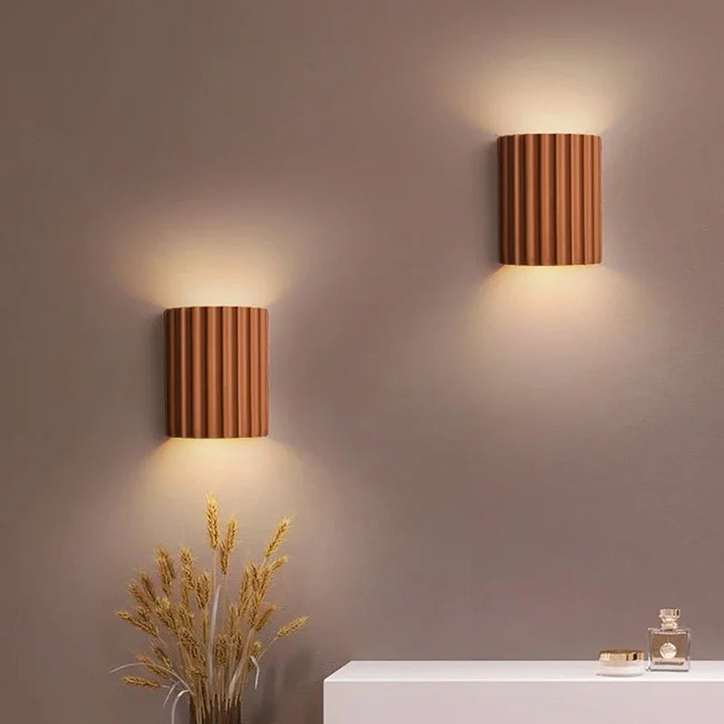 Nordisk væglampe i resin med ribbet design