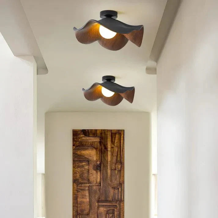 Lotus-loftlampe – organisk form i harpiks og jern
