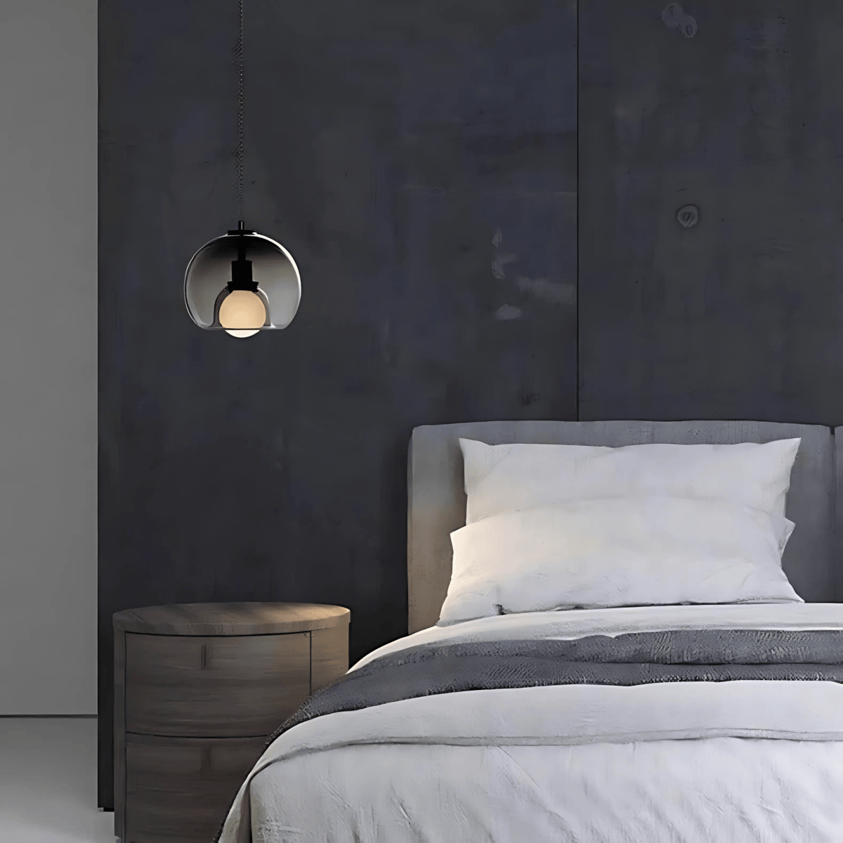 Clyde – Håndblæst glaspendel i enkelt design