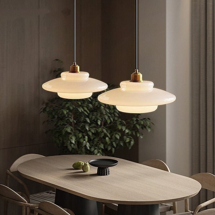 Hvid Glaspendel – Mid-century elegance i glas