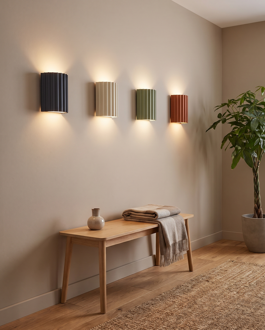 Nordisk væglampe i resin med ribbet design