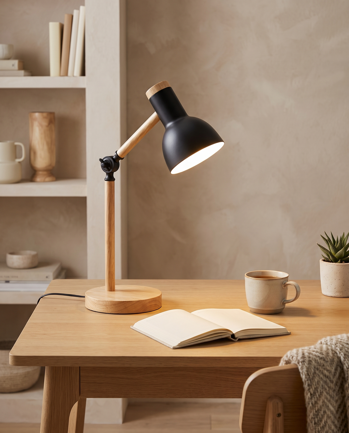 Nordisk skrivebordslampe i træ – justerbar LED
