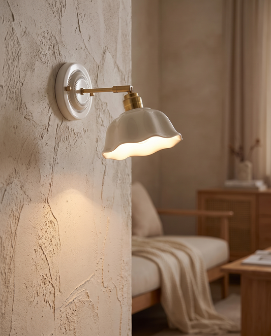 Nordic Cream – Keramisk væglampe i blomsterform