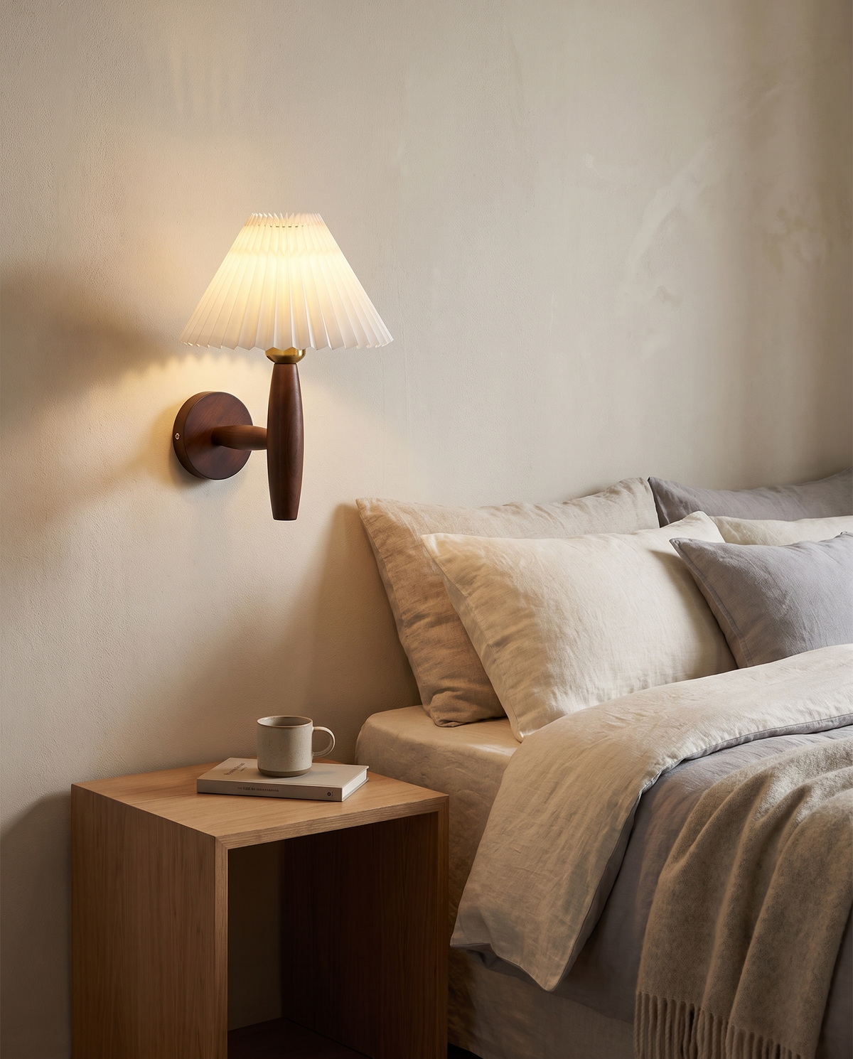 Nordisk Træ Væglampe | Retro Sengebordslampe med Plisseret Skærm