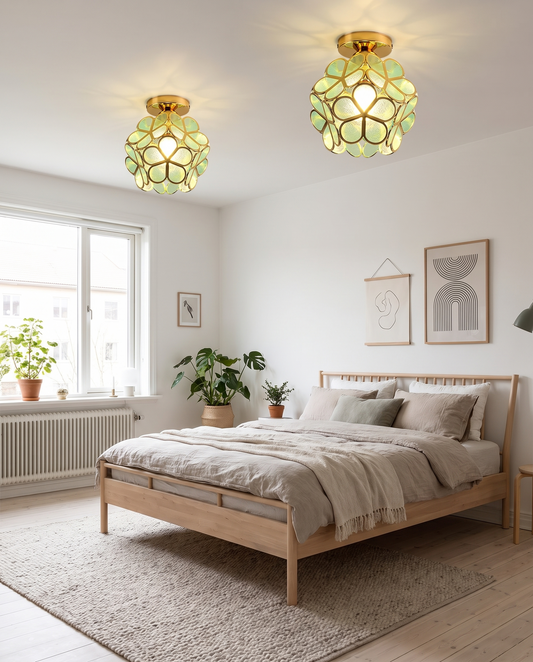 Nordisk kronbladsloftlampe – elegant lys til gang og entré