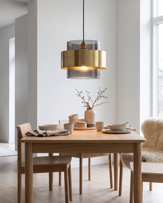 Nordisk glaspendel – Røget glas med messingdetaljer
