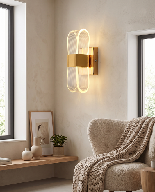 Nordisk LED-væglampe i guld – slank loop-form